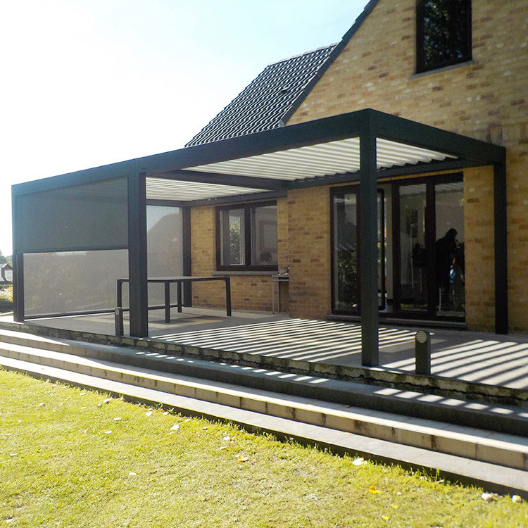 Tenda de dossel no jardim